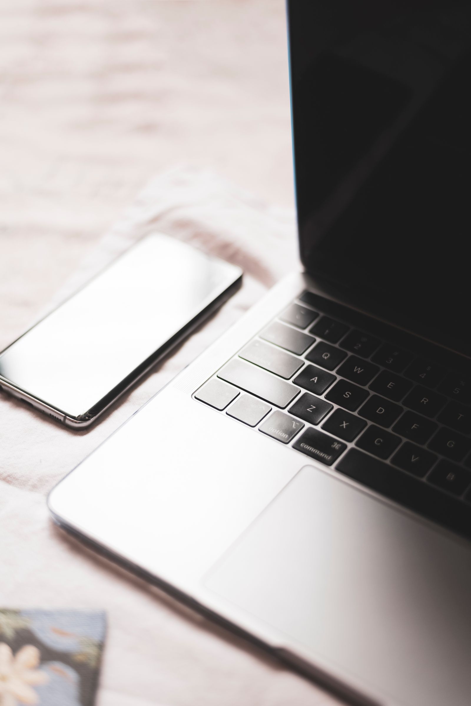 Laptop en smartphone als digitale werkmiddelen